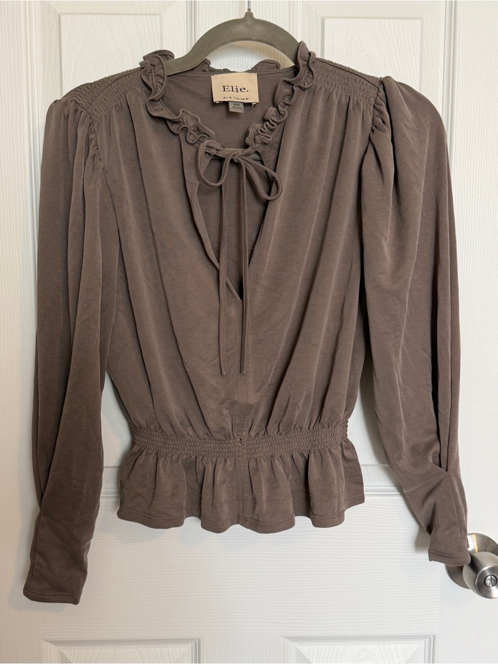 Elie Tahari Taupe Peplum Blouse Size M Tie Neck Ruffle Long Sleeve - Picture 2 of 10